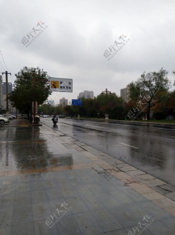 雨天的城市道路