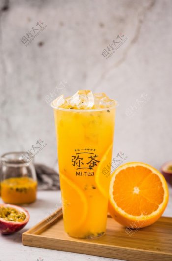 新鲜的橙子果茶