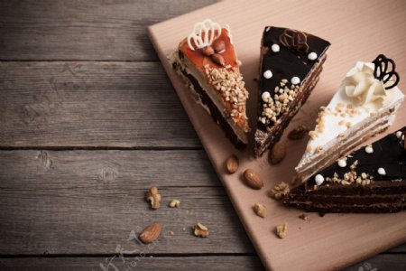 在木板上的巧克力蛋糕