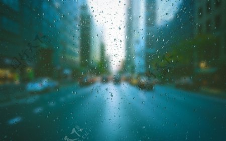 从玻璃窗看下雨天的街道