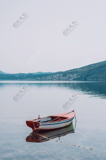 水上孤舟