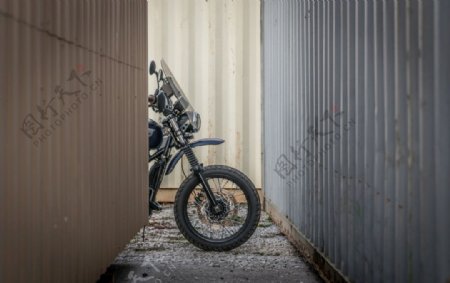 小巷里的摩托车