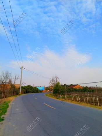 蓝天下的道路风景