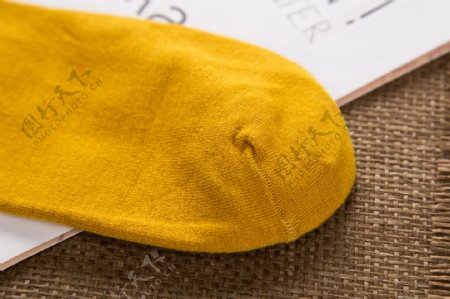 黄色棉袜摄影图实物图1