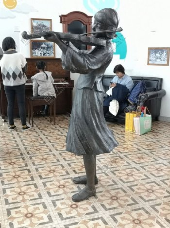 拉小提琴雕塑