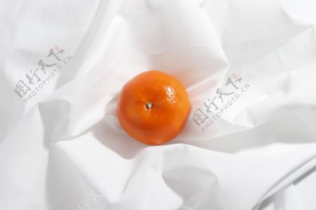 白布上的橘子水果