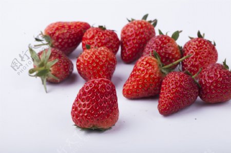 新鲜可口草莓实物图摄影图