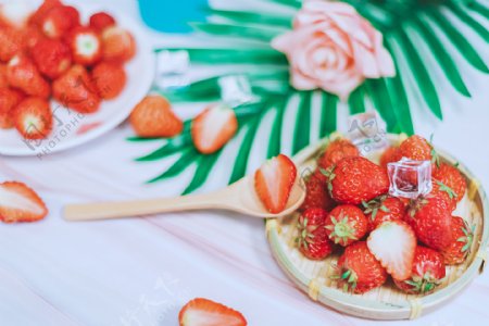 摆盘草莓和勺子中的切开草莓