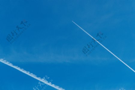 飞上云端的飞机在蓝天划出白线