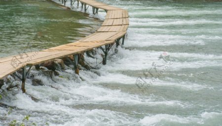 水面上的木质小桥