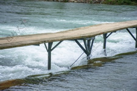 河流上的木质小桥