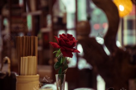 餐厅室内浪漫装修摆设玫瑰花