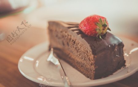 草莓蛋糕巧克力美食摄影