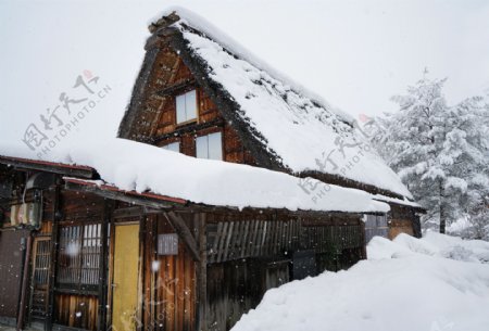 雪中木屋