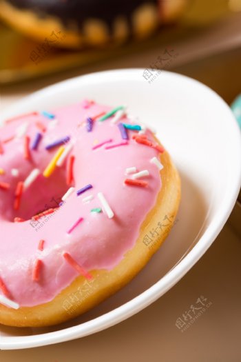 多彩糖粒甜甜圈摄影图