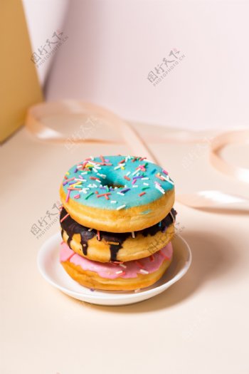 多彩糖粒甜甜圈摄影图2