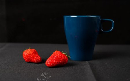 草莓和杯子