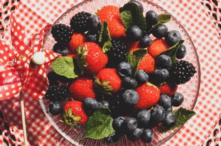 草莓蓝莓水果拼盘