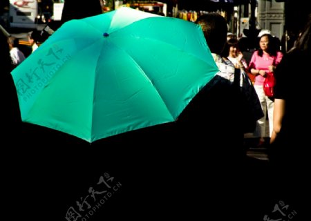 市场上的绿色雨伞