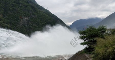 汉源湖泄洪