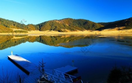 云南普达措国家公园属都湖