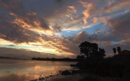 新西兰海滨漂亮的火烧云