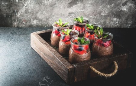 木盒草莓植物玻璃瓶背景