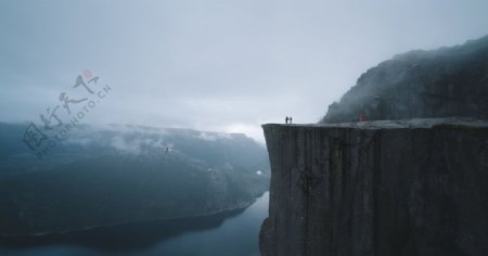 悬崖河水