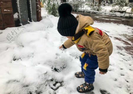 玩雪的小孩