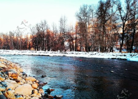 新疆冬季河水
