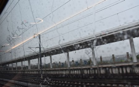 下雨铁路站台
