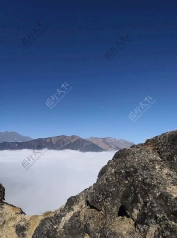 西邻雪山