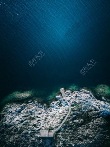 深蓝色海水