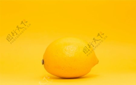 黄色背景柠檬
