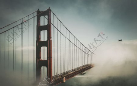 烟雾中的金门大桥