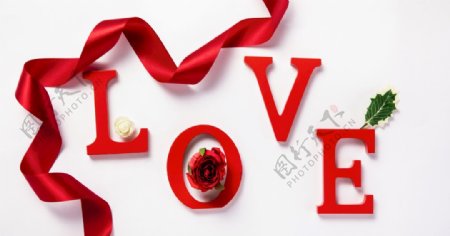 白色背景上的LOVE爱红色字母