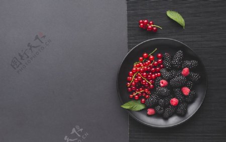 桑葚树莓与樱桃拼盘