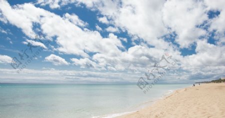 蓝天白云海岸沙滩