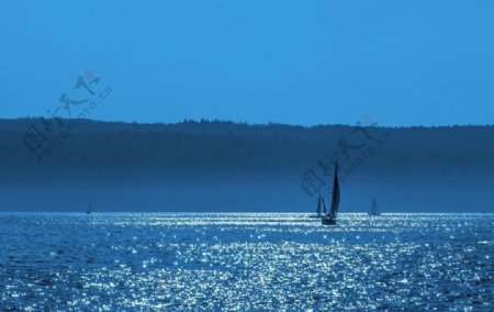 日落湖水帆船