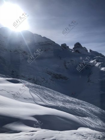 阳光下的雪山雪景