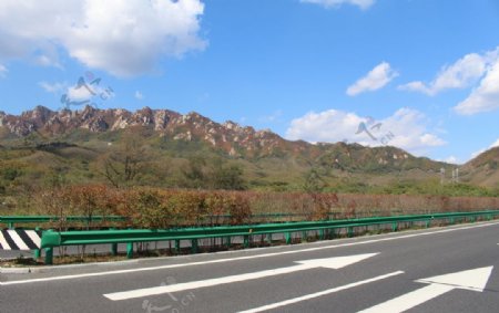 大山下的高速公路
