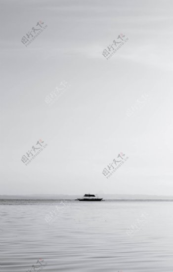 湖面海面简约小船留白背景素材