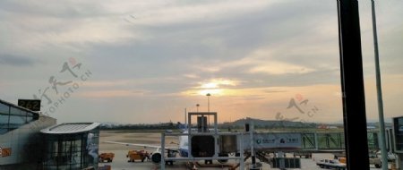 机场夕阳