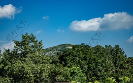远山树木绿叶天空家乡村庄摄影图片