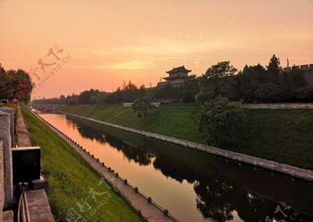 夕阳下的护城河图片