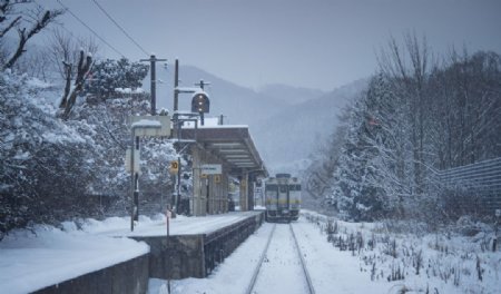 火车站台铁轨冬天风景图片