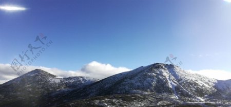 雪山蓝天风景图片