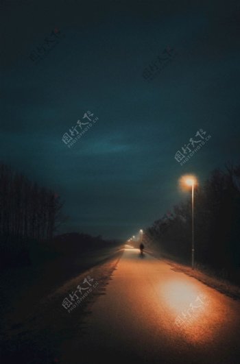 夜晚的公路图片