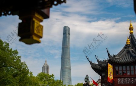 上海城隍庙看上海中心金茂大厦图片
