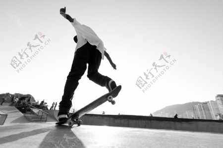 滑板运动黑白人物背景海报素材图片